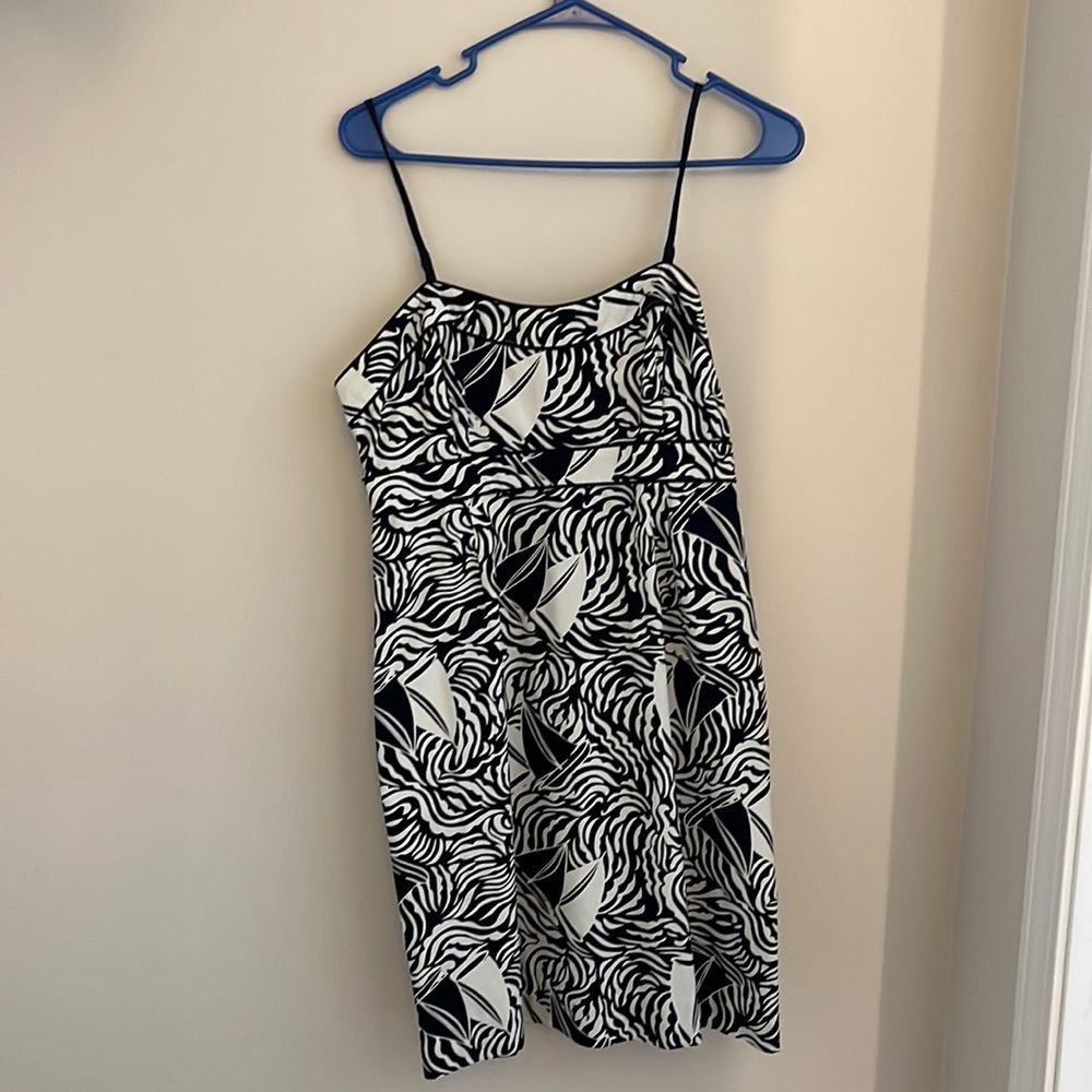 Vineyard Vines knee length dress, navy/white, size 6. Great condition, worn once